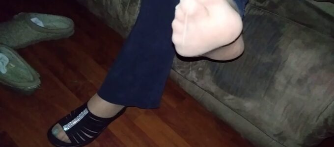 nylon foot tease 01