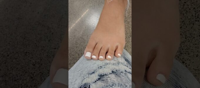 college IG foot model white pedicured toes!! niiiice!!