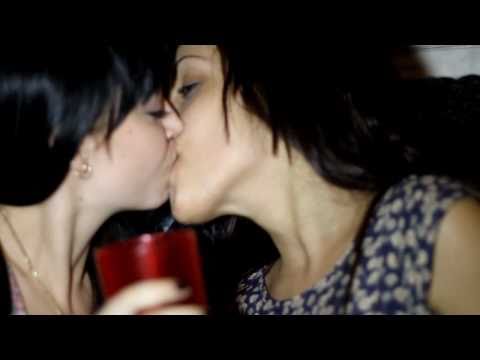 Lesbian Twin Kiss – girls making out